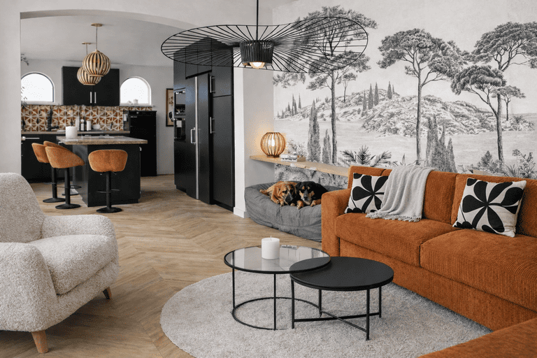 rénovation et aménagement intérieur à Mandelieu-la-Napoule .un Salon repensé : canapé terracotta, fresque murale et ouverture sur la cuisine repensée.